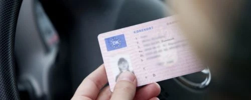 Person kigger på sit kørekort
