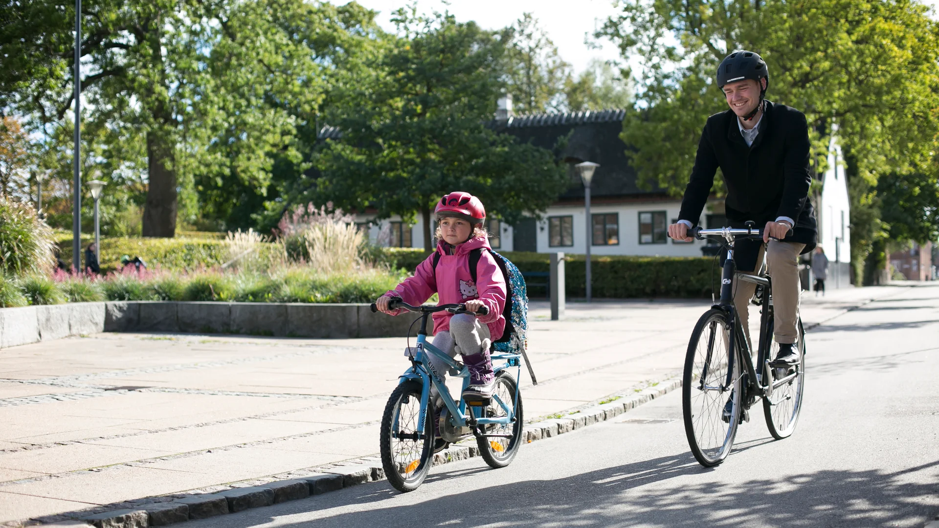 Barn og far på cykel. Foto: Rådet for Sikker Trafik